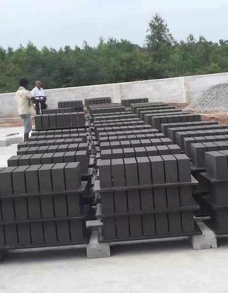 Instalação bem-sucedida da máquina de fabricação de tijolos de cinzas volantes QT4-15 na Índia.