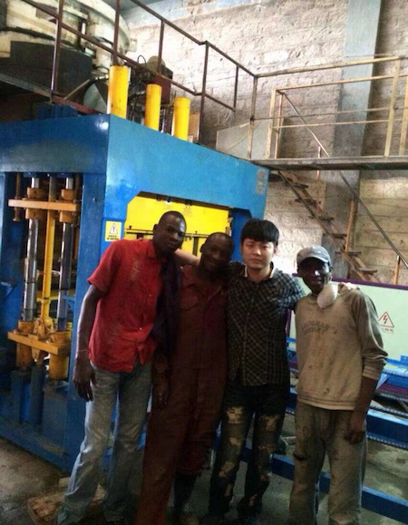 Fabricante de tijolos para pavimentação em Nairóbi, Quênia, aumentou a capacidade de produção e a qualidade com o modelo QT9-15.